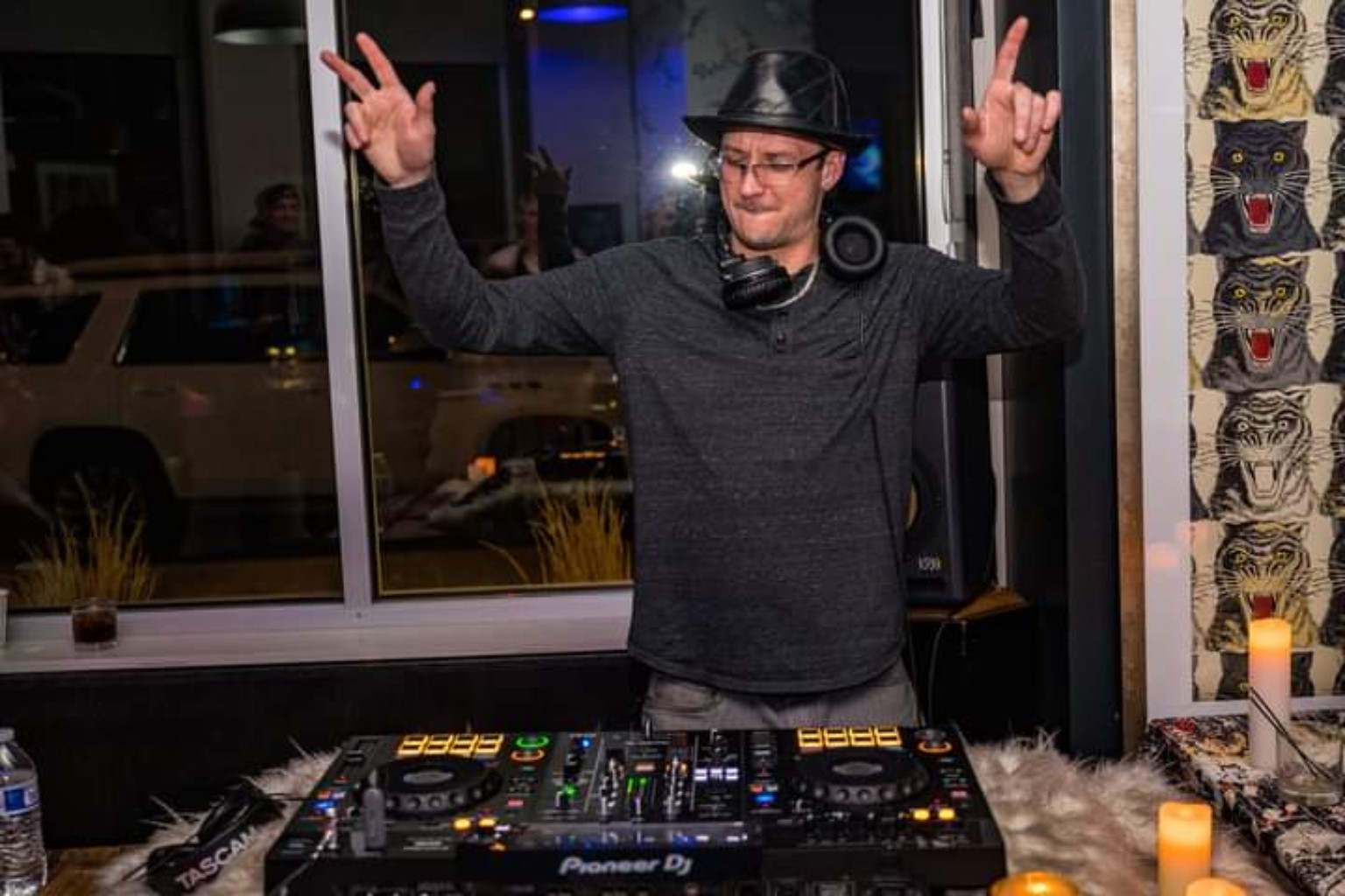 DJ Domino performing on vinyl