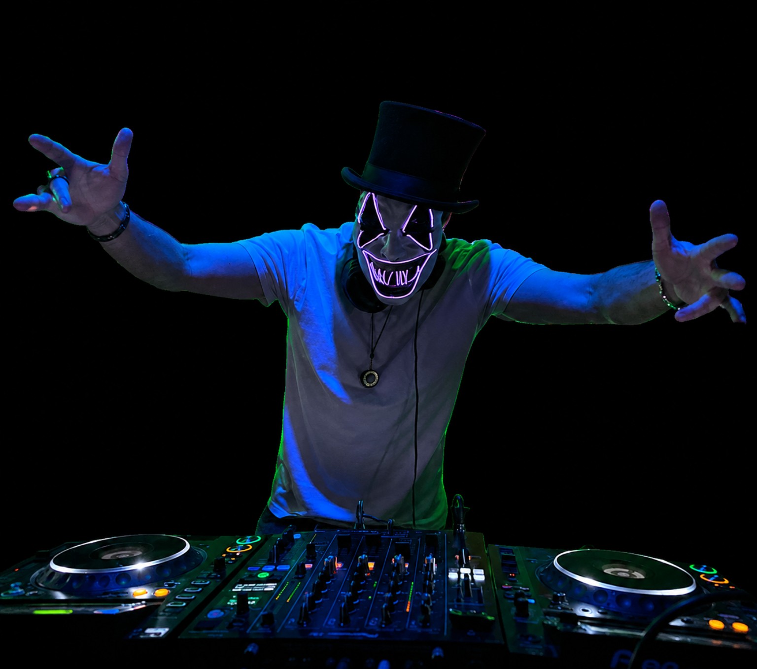 DJ Domino performance image